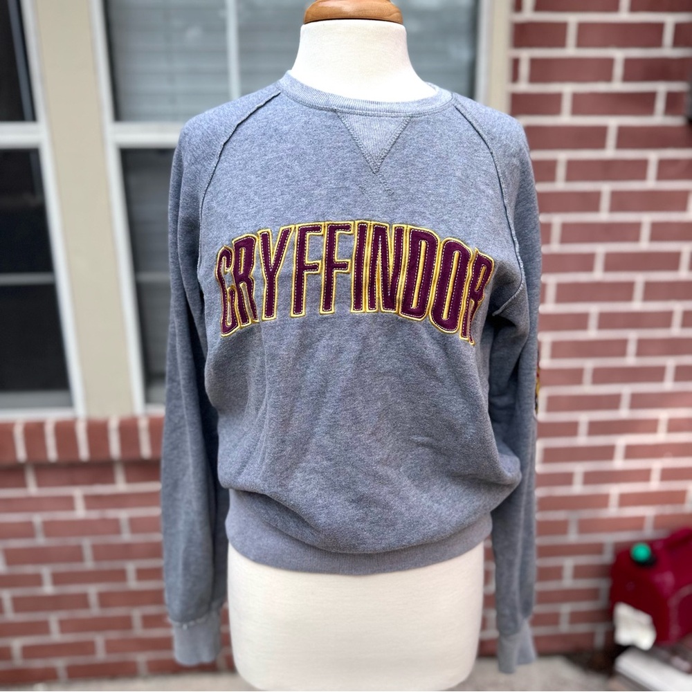 Embroidered Harry Potter Official Universal Gryffindor Gray Sweater Sz Sm